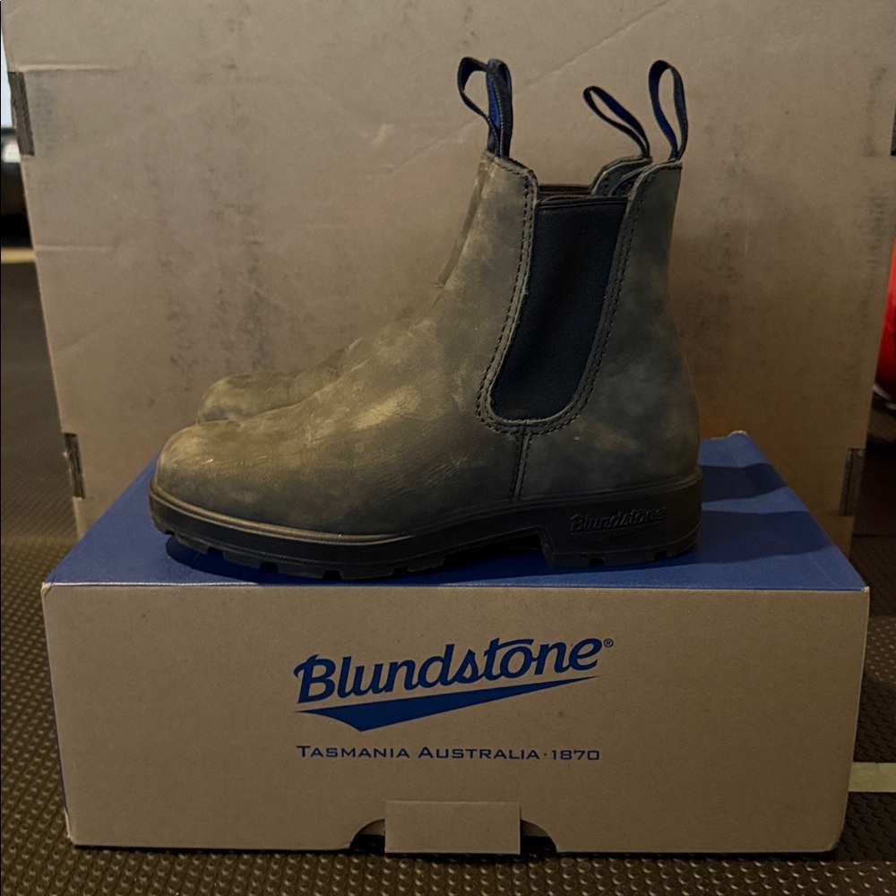 Blundstone Olive Nubuck Chelsea Boots with Blue Pull Tabs - Picture 9 of 9